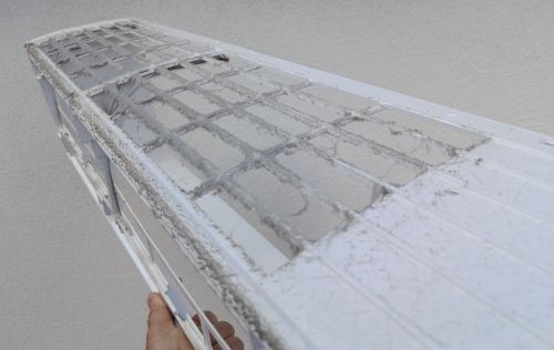 Zsíros, poros a beltéri egység burkolat.
